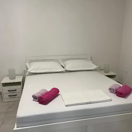 Deluxe Summer Breeze Apartment