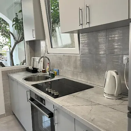 Deluxe Summer Breeze Apartment